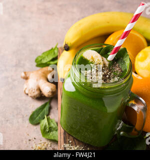 Gesunden grünen Smoothie mit Spinat in Glas Stockfoto