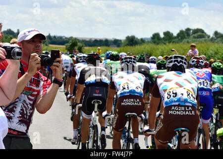 PAMPISFORD, CAMBRIDGESHIRE, Großbritannien - 7. Juli 2014 Tour de France 2014 Stufe 3 (Cambridge, London) mit Zuschauern fotografieren Stockfoto