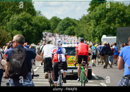 PAMPISFORD, CAMBRIDGESHIRE, Großbritannien - 7. Juli 2014 Tour de France 2014 Stufe 3 (Cambridge, London) mit Polizeiauto und Zuschauer Stockfoto