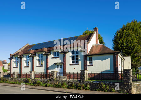 Photovoltaik-Solarzellen auf dem Dach ein Gemeindehaus. Wrington, North Somerset, England. Stockfoto