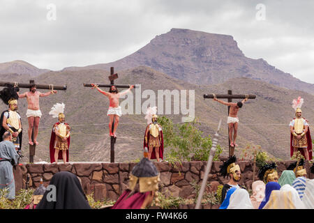 Jesus und die Räuber gekreuzigt am Calvary, Passionsspiele, Adeje, Teneriffa, Kanarische Inseln, Spanien. Representacion De La Pasion. A Stockfoto