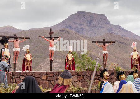 Jesus und die Räuber gekreuzigt am Calvary, Passionsspiele, Adeje, Teneriffa, Kanarische Inseln, Spanien. Representacion De La Pasion. A Stockfoto