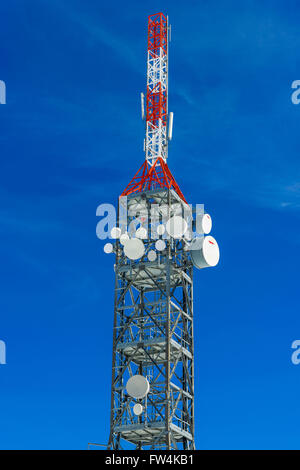 Fernmeldeturm an der Spitze der verschneiten Berg Val di Susa. Stockfoto