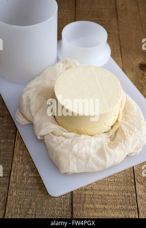 Komplettes hausgemachte Cheshire Käse, einfach aus der Form genommen. Stockfoto