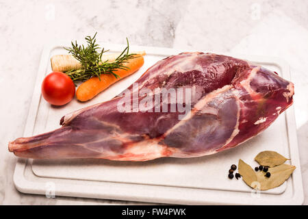 Reh, Keule, Dreschflegel, Hirsch, Fleisch, Wild, sehr, Braten, Kochen, Küche, lange, Knochen, Vorbereitung, roh, auf einem Tablett, Gewürze, Kräuter, marinade Stockfoto