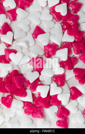 Rote und weiße Valentine hearts Stockfoto