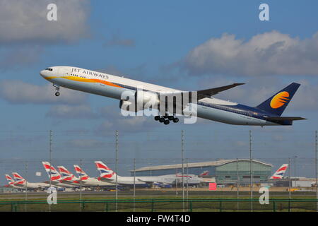 Jet Airways Boeing 777-35RER VT-JEH abheben am Flughafen Heathrow, London, UK Stockfoto