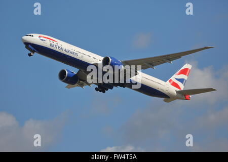 British Airways Boeing 777-336ER G-STBK dem Start am Flughafen Heathrow, London, UK Stockfoto