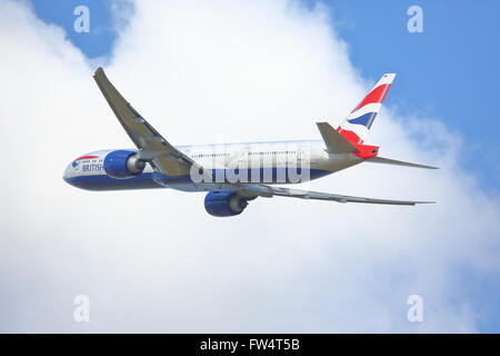 British Airways Boeing 777-336ER G-STBK dem Start am Flughafen Heathrow, London, UK Stockfoto