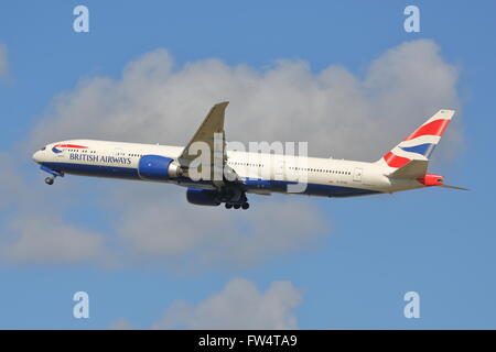 British Airways Boeing 777-36NER G-STBE dem Start am Flughafen Heathrow, London, UK Stockfoto