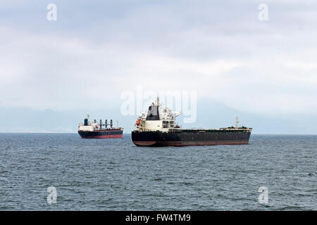 Zwei Frachtschiffen angedockt am Hafen von Neapel, Italien. Stockfoto