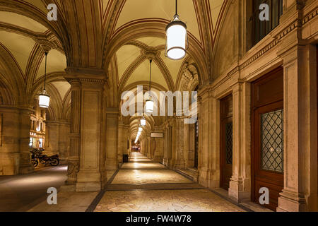 Blick auf den inneren Korridor der staatlichen Oper in der Nacht Stockfoto