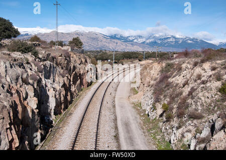 Schiene-Straße. Es kann im Hintergrund gesehen schneebedeckten Gipfel der Sierra de Guadarrama Berge, Madrid, Spanien Stockfoto