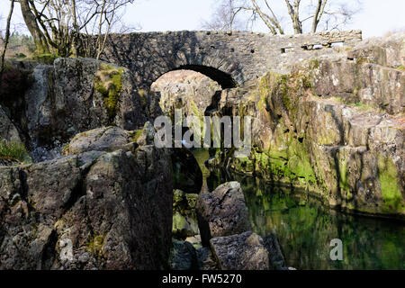 Birks Brücke, ein Klasse 2 aufgeführten Struktur über den Fluss Offshore-in der Nähe von Seathwaite, Duddon Valley, Cumbria Stockfoto