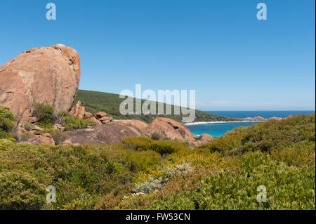 Felsigen Granit und niedrigen Buschland entlang der Küste Cape to Cape-Strecke 1 km in der Nähe von Smiths Beach, Cape Leeuwin N.P:, Western Australia Stockfoto