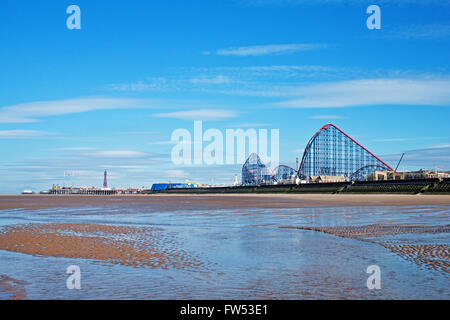 Blackpool Südufer. Blauer Himmel über Blackpools Attraktionen und Restwasser am Strand. Stockfoto