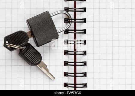 Offenen Notebook mit einem Vorhängeschloss und Schlüssel, Text-Raum Stockfoto