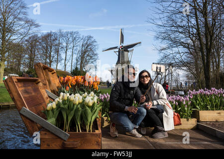 Lisse, Südholland, Niederlande. 30. März 2016. Es dauert ein paar ein Selbstporträt. Keukenhof, richtet sich der niederländischen Haupttouristenattraktion vom 24. März bis 16. Mai 2016 in Lisse, Süd-Holland. Mehr als 7 Millionen Tulpen, Narzissen und Hyazinthen füllen auf 32 Hektar mit Pavillons mit Sonderschauen. 2016-Thema ist "The Golden Age", den Zeitraum, in dem die Niederlande durch blühende Zeiten in Bezug auf Handel, Künste und Wissenschaften ging; die Ära, die die Holländern entdeckt gedieh der Welt und des Handels mit Tulpen. Stockfoto