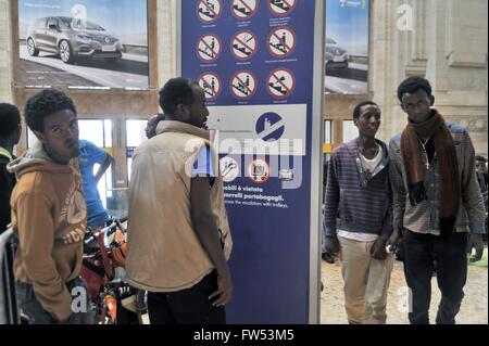 Mailand (Italien) - lagerten Flüchtlinge aus Eritrea in der Central Station warten weiterhin Reisen für Nordeuropa Stockfoto