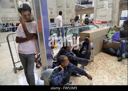 Mailand (Italien) - lagerten Flüchtlinge aus Eritrea in der Central Station warten weiterhin Reisen für Nordeuropa Stockfoto