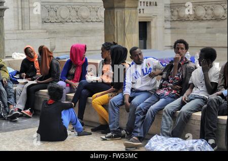 Mailand (Italien) - lagerten Flüchtlinge aus Eritrea in der Central Station warten weiterhin Reisen für Nordeuropa Stockfoto