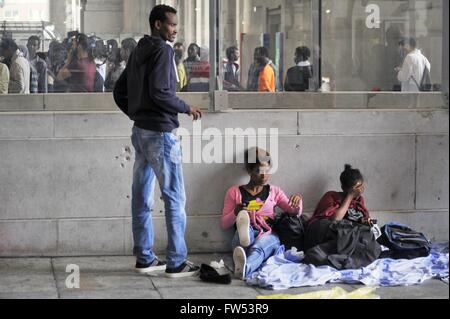 Mailand (Italien) - lagerten Flüchtlinge aus Eritrea in der Central Station warten weiterhin Reisen für Nordeuropa Stockfoto