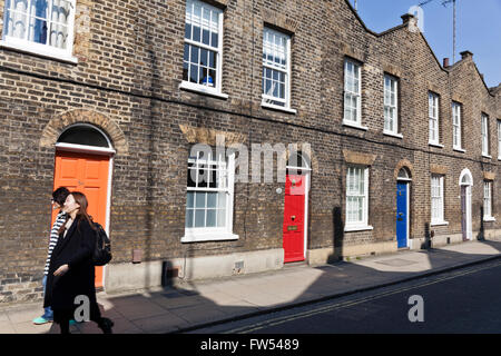 Viktorianischen Backsteinhäuser Reihenhaus auf Roupell Straße in Lambeth, London, England. Stockfoto