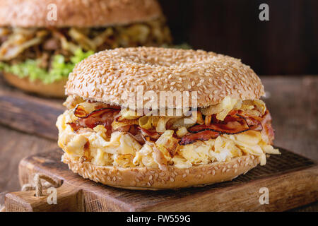 Bagels mit Speck und Rindfleisch Stockfoto