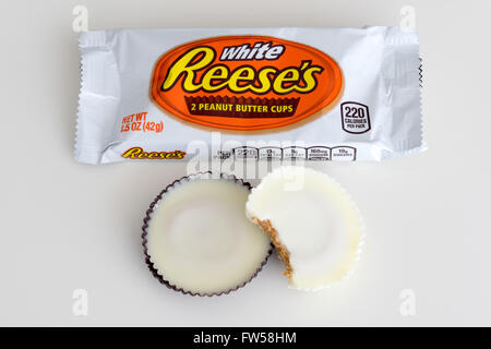 White Reeses Peanut Butter Cups, die von The Hershey Company produziert werden. Stockfoto