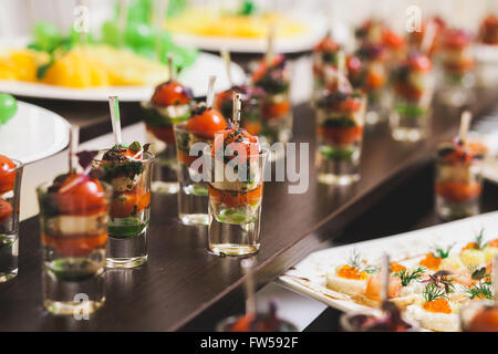 Catering für Partei. Nahaufnahme von Vorspeisen, Sandwiches und Obst Stockfoto