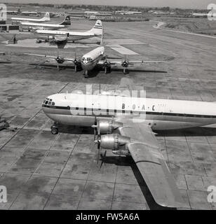 Geschichtsbild der 1950er Jahre von verschiedenen Flugzeugen einschließlich einer BOAC Boeing Stratocruiser propellered Flugzeuge geparkt am Flughafen London, London, England, UK. Stockfoto
