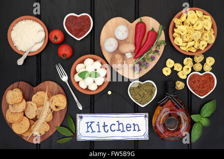 Auswahl an italienischen Essen Zutat mit alten Metall Küche unterzeichnen in dunklem Holz. Stockfoto