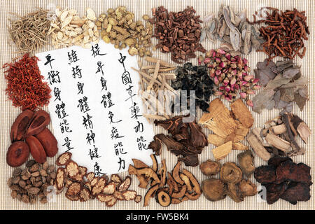 Chinesische Medizin mit Kräuter-Zutaten und Kalligraphie auf Reispapier. Stockfoto