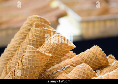 gestapelte Wafer-Eiscreme-Kegel Stockfoto