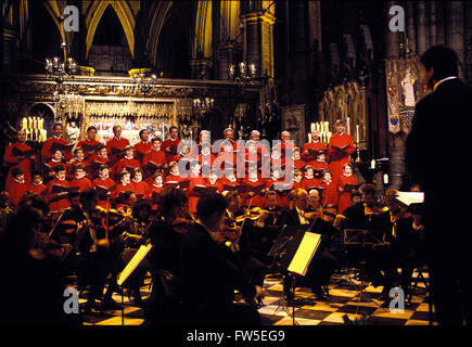 Chor der Westminster Abbey mit City of London Sinfonia, unter der Leitung von Martin Baker, Weihnachten 1999. EU/15 Stockfoto