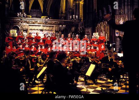 Chor der Westminster Abbey mit City of London Sinfonia, unter der Leitung von Martin Baker, Weihnachten 1999. EU/14 Stockfoto