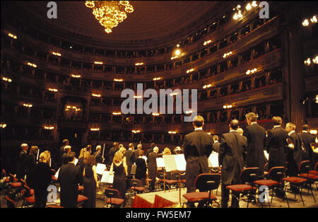 Mailänder Scala - Innenansicht des Orchesters. Philharmonia Orchestra akzeptieren Applaus, November 2000. Christoph von Dohnányi durchführen. Kronleuchter und Boxen auch abgebildet. Stockfoto