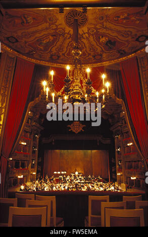 Mailänder Scala - Innenansicht von der Bühne zu "Fürstenloge". Philharmonia Orchestra auf der Bühne bei den Proben, November 2000. Stockfoto