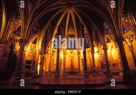 Sainte Chapelle in Paris. Frankreich. Unterkapelle zeigt gotische goldene Bögen mit Fleurs-de-lys bemalt. Glasmalerei. Im Mittelalter. Mönche. Heilige/religiöse Musik. Stockfoto