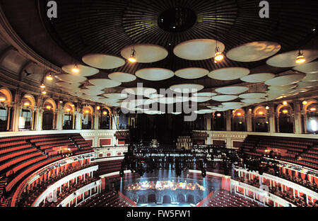 Royal Albert Hall, London - Innenansicht von oben - in der Runde. . Concert Hall Auditorium rote Sitze Auditorium, akustische Stockfoto