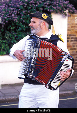 Morris-Mann - spielen Klavier Akkordeon von Guerini - Westminster Morris Männer Stockfoto