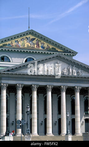 Bayerische Staatsoper (Bayerische Staatsoper) - Außenansicht des Nationaltheaters am Max-Joseph-Platz, München, Deutschland. Erbaut im Jahre 1811 von Karl von Fischer, 1963 nach dem 2. Weltkrieg restauriert. Stockfoto