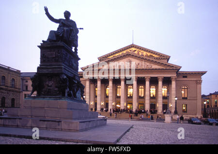 Bayerische Staatsoper (Bayerische Staatsoper) - Außenansicht des Nationaltheaters in der Abenddämmerung am Max-Joseph-Platz, München, Stockfoto