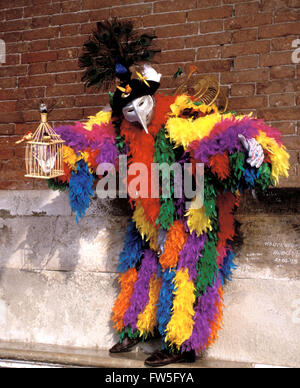 Kostümierte Figur mit Vogelkäfig - Papageno von Amadeus Oper "Die Zauberflöte" maskiert. Comedia dell. Stockfoto