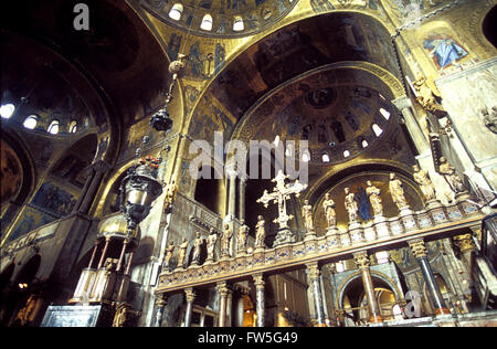 St. Marks Cathedral / Basilika San Marco - Innenansicht der Kirche in Venedig, Italien, Altar, Kuppel und Mosaiken. Stockfoto