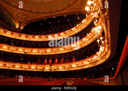 Royal Opera House, Covent Garden, London, Auditorium mit Licht von vorne der Stände. Stockfoto