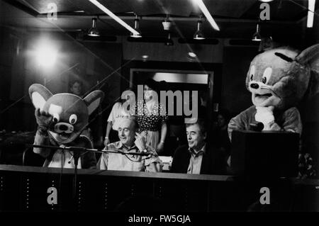 Henry Mancini mit Tom und Jerry - Abbey Road Studios. HM: US-amerikanischer Komponist, Dirigent und Arrangeur: 16. April 1924 – 14. Juni 1994. Tom und Jerry: Katz und Maus aus der Reihe der theatrical kurze Themen erstellt von William Hanna und Joseph Barbera fo Stockfoto