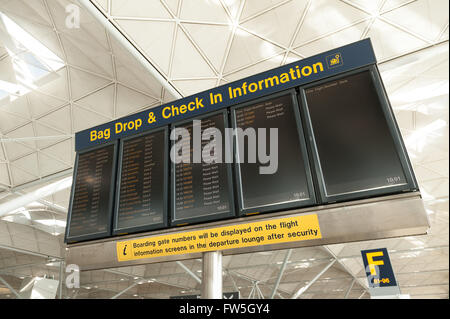 Flughafen Ankunft Abflug internationale Flüge Frage des Wartens für Stornierungen und Ankünfte Tasche Drop Check-in Informationen Stockfoto