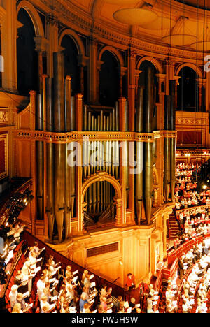 Royal Albert Hall, Blick von der "Götter", dem höchsten Platz im Haus, über der Orgel mit 32 Fuß Rohre. Stockfoto