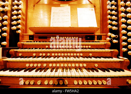 Orgel-Konsole in der Royal Albert Hall mit 4 Manualen und Pedal mit Chor, anschwellen und solo-Pedale. weltgrößte Orgel Stockfoto